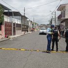 El cuerpo del presunto delincuente quedó junto a la vereda. Policía, ATM y CTE en el lugar del hecho.