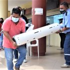 Familiares de personas con COVID-19 llegaron desde tempranas horas hasta la Municipalidad de Santa Rosa, a retirar tanques de oxígeno de forma gratuita.