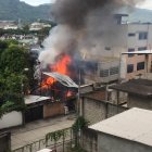 El incendio se registra al medio día en el sector de Urdesa.