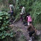 Tiene nueve años y todos los días atraviesa el precipicio que bordea la frontera para poder estudiar.