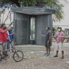 Moradores de Tarqui se reúnen seguido para hablar de la vida. La placa de la memoria los hace también recordar a los que fallecieron.