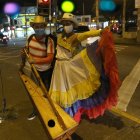 La pareja se conoció en Quito y ahora viven en Guayaquil. Suelen laborar en el norte de Guayaquil. Él ofrece su arte musical y ella baila.