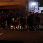 Un  grupo de jóvenes se tomó la vereda donde fueron asesinadas las víctimas para llorarlas. Colocaron música y velas.