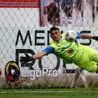 Joaquín Pucheta, golero de Macará, fue expulsado en el duelo ante Orense, por orinar en plena cancha.