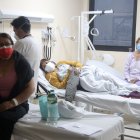 En el Hospital IESS Quito Sur, los pacientes esperan ser derivados a otra sala.