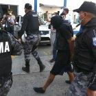 Resguardado por policías Álvaro Cagua llegó a la Fiscalía para rendir su versión.