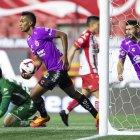 Fidel Martínez (c) marcó el tanto del triunfo del Tijuana, que alcanzó ante el Necaxa.