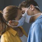 Hay que tener cuidado al dar besos en estos tiempos de pandemia.