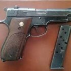 Un arma parecida a este fue hallada en poder de uno de los detenidos.