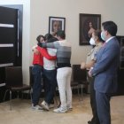 El emotivo reeencuentro de las menores con sus familiares. Observa el ministro de Gobierno, Gabriel Martínez.