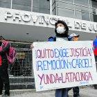 Afuera de la Corte Provincial se realizaron plantones en contra del alcalde.