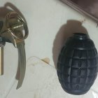 La granada de mano hallada en la casa.