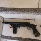 Esta metralleta es una de las armas encontradas en el inmueble donde se supone que rehabilitaban a adictos.