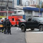 La camioneta que conducía Salcedo se impactó contra un concesionario de vehículos en la avenida República. El cuerpo permaneció allí hasta antes del mediodía.