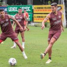 Michael Hoyos, Fernando León y Mario Pineida en el último entrenamientos antes de enfrentar a Boca Juniors.