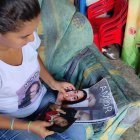 María revisa con dolor y nostalgia las fotografías de su hermana Selena.