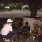 Martha Noboa entrega alimentos y escucha el drama de las personas en situación de calle.