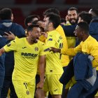 Pervis Estupiñán festeja con sus compañeros la clasificación a la final de la Europa League.