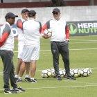 Franklin Salas (i) formó parte del cuerpo técnico de Pablo Repetto (c).