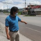 Un testigo señala el sitio donde ocurrió la desgracia.