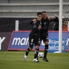 Lorenzo Faravelli (i) fue la figura de los rayados al marcar un doblete  contra Liga de Quito.