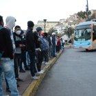 En el sector del Playón de la Marín centro de Quito por falta de servicio público las personas se aglomeraron.