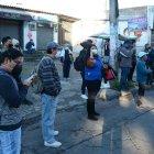 Las personas estaban preocupadas porque no había buses. Muchos paraban taxis y busetas en plena calle.