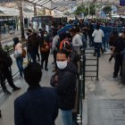 Las paradas del transporte municipal estuvieron llenas.