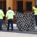 La víctima quedó tendida en la vereda, afuera de su casa.