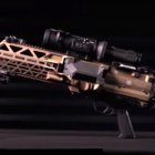 El arma más liviana del mundo en su tipo. Pesa 5.5 kilos.