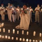 El personal médico y los familiares de los pacientes internados por la pandemia se unen oración.