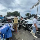 Agentes de tránsito indagan el accidente en San Mateo.