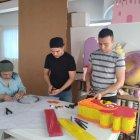 Los 'chamitos' llevan ocho años ganándose el pan a través de la piñatería.