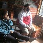 Madre e hijo viven en la casa de una pariente, en el sur de Quito. La señora tiene su pierna inmóvil mientras que él la perdió.