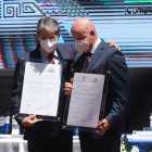 El mandatario electo recibió junto a Alfredo Borrero las acreditaciones como ganadores de la segunda vuelta.