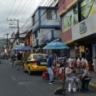 Sobre la avenida La Ecuatoriana se han instalado puestos de venta. Ocupan las veredas y el asfalto