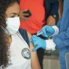 Betzabeth Briones, defensa del Guayaquil City, estrenó la vacunación en los futbolistas de la Superliga femenina y de la Serie A.