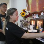 1.  Audry Pita y Edgar Mena aún no hallan consuelo tras la muerte del tercero de sus hijos, Leonardo Sebastián. Su madre prendió una vela al recordar el primer año de su partida.