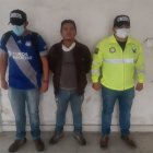 El supuesto violador (centro) ya está entre rejas a la espera de ser procesado.