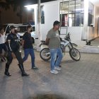 Dos de los tres detenidos registran antecedentes penales. Los implicados llevaron al carro del taxista al sur de la urbe para 'deshuesarlo'.