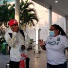 El jugador Joao Plata, junto a una seguidora, al arribar al aeropuerto de Guayaquil.