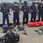 Guardacostas repelieron ataque de presuntos delincuentes y recuperaron objetos robados.