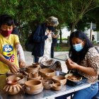 Los nietos de América Orrala mostraron la habilidad para confeccionar objetos de barro.