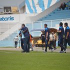 Santiago Escobar volvió al banquillo de Católica en la goleada 3-0 a Orense. Sus pupilos le dedicaron el triunfo.