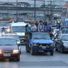 Camionetas son utilizadas para transportar a los ciudadanos, esto por falta de buses urbanos pasado el mediodía