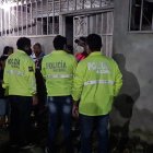 Agentes de la policía acudieron al domicilio de la familia para realizar investigaciones.