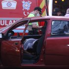 La víctima se encontraba de copiloto en un auto rojo, el cual circulaba por la calle Francisco Segura.