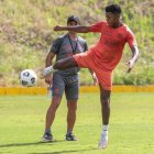 Jean Carlos Montaño en pleno trabajo bajo la mirada de Fabián Bustos.