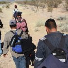 Los migrantes cruzan en grupos por la frontera. Se exponen a los peligros propios de los desiertos e incluso deben lidiar con la maldad de cárteles narcodelictivos, como Los Zetas.