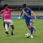 Los azules juegan con un hombre menos.